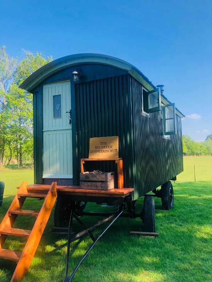 The Big Green Shepherds Hut Charlwood Exteriér fotografie