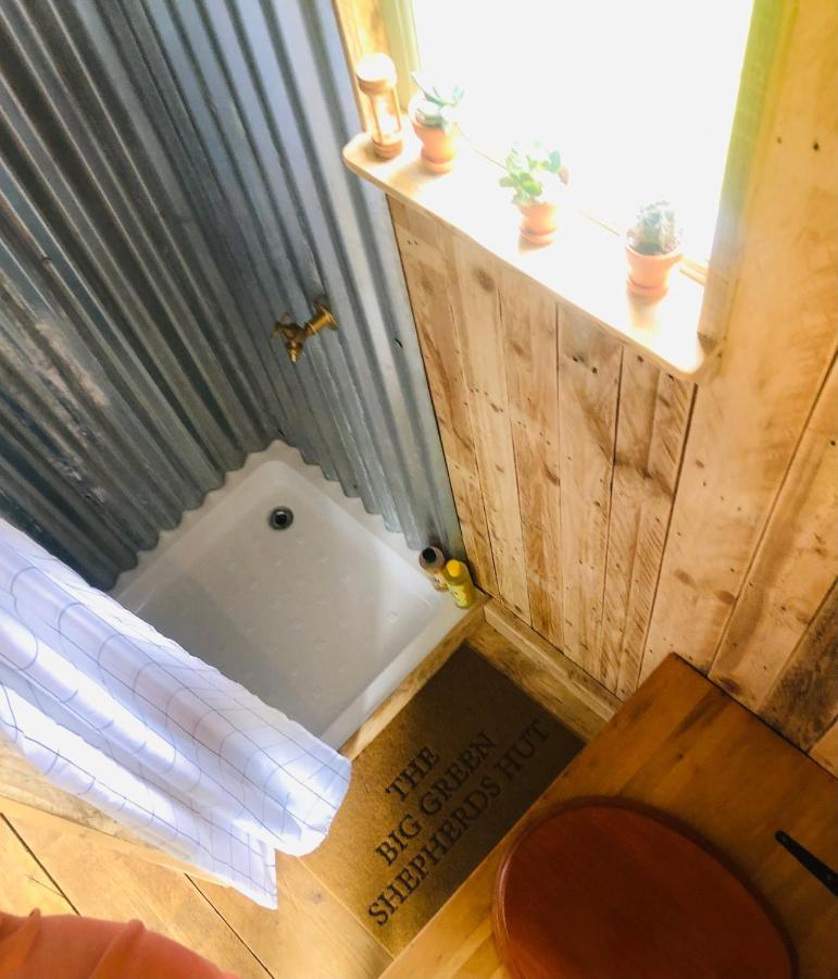 The Big Green Shepherds Hut Charlwood Exteriér fotografie