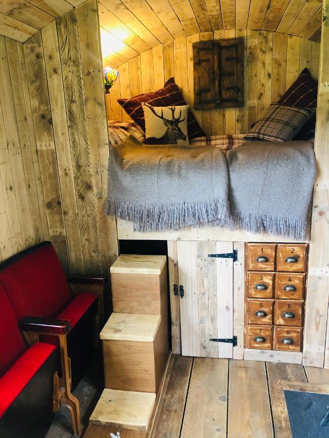 The Big Green Shepherds Hut Charlwood Exteriér fotografie