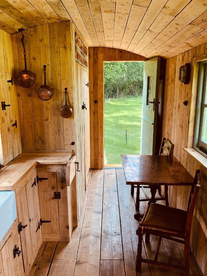 The Big Green Shepherds Hut Charlwood Exteriér fotografie