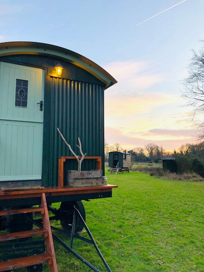 The Big Green Shepherds Hut Charlwood Exteriér fotografie
