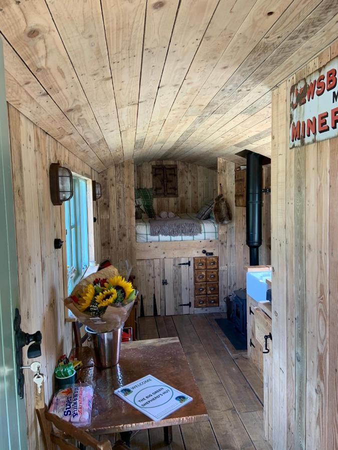 The Big Green Shepherds Hut Charlwood Exteriér fotografie